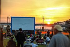 多摩川河川敷で野外映画イベント「CHOFU RIVER SIDE CINEMA2023」が10月8日開催！『花束みたいな恋をした』を無料上映