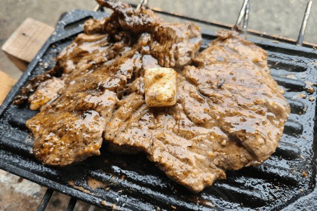 【キャンプの醍醐味！】鉄板と焚き火で作る簡単ステーキレシピ