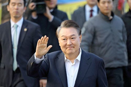 速報】韓国 ユン・ソンニョル大統領を釈放 去年12月に内乱を首謀した罪で起訴され勾留 = 国際 - 写真 - goo ニュース