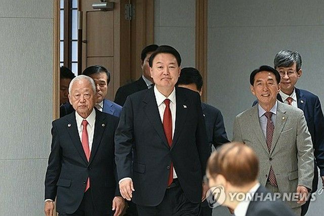 尹大統領「韓日関係の進展、同胞にも大きな力」　民団団長らと面会