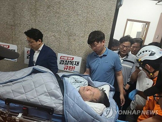ハンスト中の韓国最大野党代表　健康悪化で病院に搬送