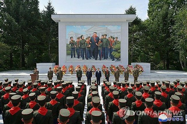 平壌にも金正恩氏の壁画登場　北朝鮮で進む偶像化