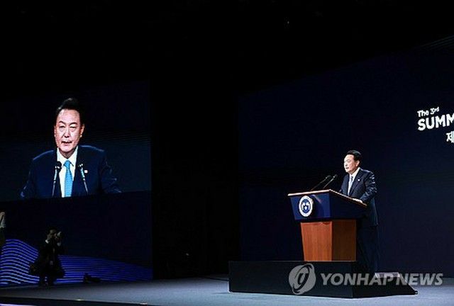 尹大統領「ＡＩ・デジタル新技術で民主主義促進を」　ソウルでサミット開幕