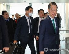 ロンドンのヒースロー空港に到着後、移動する韓首相（共同取材）＝４日、ロンドン（聯合ニュース）