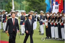 歓迎式で儀仗隊による栄誉礼を受ける岸田首相（右）。左は尹大統領＝７日、ソウル（聯合ニュース）