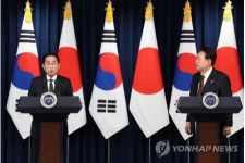 会談後、共同会見する韓日首脳＝７日、ソウル（聯合ニュース）