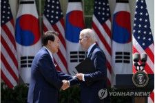 先月２６日（米東部時間）、韓米首脳会談後の共同記者会見で握手を交わす尹大統領（左）とバイデン米大統領＝（聯合ニュース）