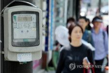 韓国政府は１６日から電気料金を１キロワット時（ｋＷｈ）当たり８ウォン（約０．８円）、ガス料金を１メガジュール（ＭＪ）当たり１．０４ウォン、それぞれ引き上げると発表した。ソウル市内の住宅街に設置されている電力メーター＝１５日、ソウル（聯合ニュース）