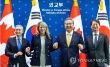 韓国とカナダが１６日、ソウルで「経済安全保障対話」（経済版２プラス２）の初会合を開いた。手を取り合って記念撮影する韓国の朴振（パク・ジン）外交部長官（右から２人目）、安徳根（アン・ドックン）通商交渉本部長（右端）、カナダのジョリー外相（同３人目）、シャンパーニュ革新・科学・産業相（左端）＝１６日、ソウル（聯合ニュース）