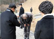 1968年に蔚珍、三陟に侵入した北朝鮮の武装ゲリラの1人が、2009年にゲリラによって殺害された子どもの墓を訪れ遺族に頭を下げた（資料写真）＝（聯合ニュース）