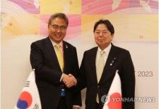 会談前、握手を交わす韓国の朴振外交部長官（左）と日本の林芳正外相＝２０日、広島（聯合ニュース）