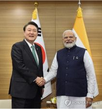 韓国の尹錫悦（ユン・ソクヨル）大統領（左）は、先進７カ国首脳会議（Ｇ７サミット）に出席するため訪問した日本の広島でインドのモディ首相と会談した。握手を交わす両首脳＝（聯合ニュース）