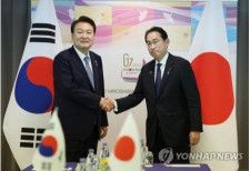 会談で握手を交わす尹大統領（左）と岸田首相＝２１日、広島（聯合ニュース）