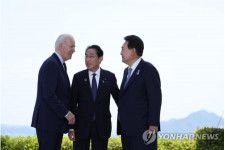 先進７カ国首脳会議（Ｇ７サミット）が開かれている日本の広島で、韓国の尹錫悦（ユン・ソクヨル）大統領（右）、米国のバイデン大統領（左）、日本の岸田文雄首相が会談した。会談前にあいさつを交わす３カ国の首脳（共同取材）＝２１日、広島（聯合ニュース）