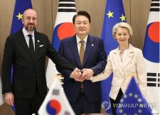 韓国の尹錫悦（ユン・ソクヨル）大統領（中央）は２２日、ソウル・竜山の大統領室で欧州連合（ＥＵ）のミシェル大統領（左）、フォンデアライエン欧州委員長の両氏と首脳会談を行った＝（聯合ニュース）