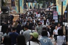多くの人々でにぎわうソウルの繁華街・明洞（資料写真）＝（聯合ニュース）