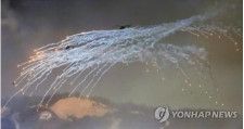 2017年4月26日に京畿道・抱川で実施された火力撃滅訓練で、韓国製機動ヘリコプター「スリオン」がフレアを発射している（資料写真）＝（聯合ニュース）