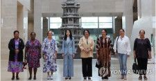 各首脳の配偶者とソウルの国立中央博物館で記念撮影する金建希氏（左から４人目）＝２９日、ソウル（聯合ニュース）