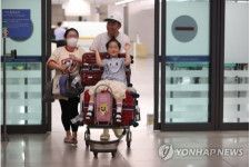 グアムから仁川国際空港に到着した韓国人観光客＝29日、仁川（聯合ニュース）