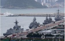 韓国南部・釜山の海軍作戦基地に停泊している韓国、オーストラリア、日本、米国の艦艇＝（聯合ニュース）
