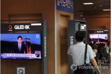 ソウル駅の待合室で北朝鮮の発射関連ニュースが流れている＝３１日、ソウル（聯合ニュース）