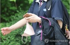 マスクを外して登校するソウル市内の高校3年生。マスク着用義務は一部の医療機関を除き解除された＝1日、ソウル（聯合ニュース）