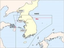 北朝鮮の飛翔体の一部とみられる浮遊物が発見された位置（赤い点）を示す地図（国防部提供）＝（聯合ニュース）≪転載・転用禁止≫