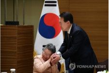 尹大統領（右）は5月19日、広島市内で在日韓国人被爆者と面会した（共同取材）＝（聯合ニュース）