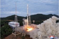 朝鮮中央通信は６月１日、５月３１日に北西部・東倉里の発射場から軍事偵察衛星「万里鏡１号」を搭載した衛星運搬ロケット「千里馬１」を打ち上げる様子を公開した。ロケットはエンジンの異常で朝鮮半島西側の黄海に墜落した。北朝鮮の国家宇宙開発局は打ち上げから約２時間半後、同通信を通じ、打ち上げに失敗したことを認めた＝（朝鮮中央通信＝聯合ニュース）≪転載・転用禁止≫