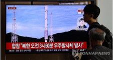 北朝鮮が軍事偵察衛星を搭載した発射体の再打ち上げに失敗したことを報じるニュースが映し出されているモニター＝２４日、ソウル（聯合ニュース）
