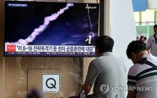 ソウル駅のテレビに北朝鮮のミサイル発射に関するニュースが流れている＝３１日、ソウル（聯合ニュース）