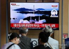 ソウル駅のテレビに北朝鮮の軍事偵察衛星打ち上げに関するニュースが流れている（資料写真）＝（聯合ニュース）