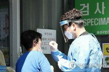 ソウル市内の保健所で新型コロナウイルス検査を受ける市民＝（聯合ニュース）