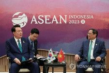 ベトナムのチン首相（右）と会談する尹大統領＝６日、ジャカルタ（聯合ニュース）
