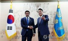 昨年５月、来韓したルマイヤン氏（左）と握手する尹大統領＝（聯合ニュース）