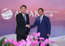 韓国・カンボジア首脳会談がインドネシア・ジャカルタで開かれた＝７日、ジャカルタ（聯合ニュース）