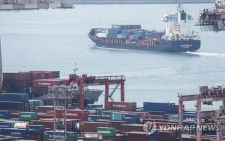 南部・釜山港を出発するコンテナ船（資料写真）＝（聯合ニュース）