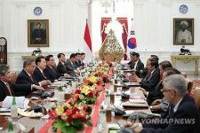 韓国・インドネシア首脳会談の拡大会合の様子（共同取材）＝８日、ジャカルタ（聯合ニュース）