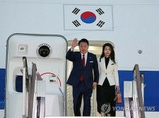 大統領専用機の空軍１号機でソウル南方のソウル空港に到着した尹大統領夫妻＝１１日、城南（聯合ニュース）