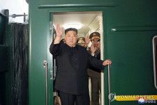 北朝鮮の朝鮮中央通信は１２日、金正恩氏がロシアを訪問するため１０日午後に専用列車で平壌を出発したと報じ、出発の際の写真を公開した＝（朝鮮中央通信＝聯合ニュース）≪転載・転用禁止≫