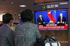 ソウル駅のテレビに金正恩氏とプーチン氏の会談に関するニュースが流れている＝１３日、ソウル（聯合ニュース）