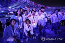 １８年のジャカルタ・パレンバン大会の閉会式で記念撮影を行う韓国と北朝鮮の選手（資料写真）＝（聯合ニュース）