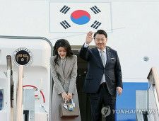 韓国の尹錫悦（ユン・ソクヨル）大統領が国連総会に出席するため、米ニューヨークに向けて京畿道・城南のソウル空港（軍用空港）を出発した。出発前にあいさつする尹大統領夫妻＝１８日、城南（聯合ニュース）