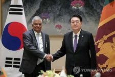 米ニューヨークで会談した韓国の尹大統領（右）とスリランカのウィクラマシンハ大統領＝１８日、ニューヨーク（聯合ニュース）