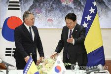 米ニューヨークで首脳会談を行った韓国の尹大統領（右）とボスニア・ヘルツェゴビナのジェリコ・コムシッチ大統領＝１８日、ニューヨーク（聯合ニュース）