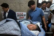尹錫悦（ユン・ソクヨル）政権への抗議のハンガーストライキを行っていた李在明氏は体調が悪化し、１８日に病院に搬送された＝（聯合ニュース）