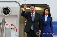 ソウル空港に到着した尹大統領夫妻＝２３日、城南（聯合ニュース）