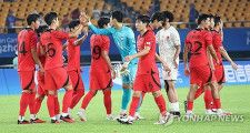 バーレーン戦での勝利を喜び合う韓国の選手＝２４日、金華（聯合ニュース）