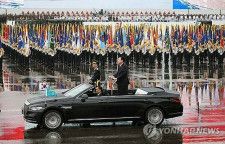 儀仗隊による栄誉礼を受ける韓国の尹大統領＝２６日、ソウル（聯合ニュース）