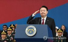「国軍の日」の記念式典で敬礼する韓国の尹大統領＝２６日、城南（聯合ニュース）